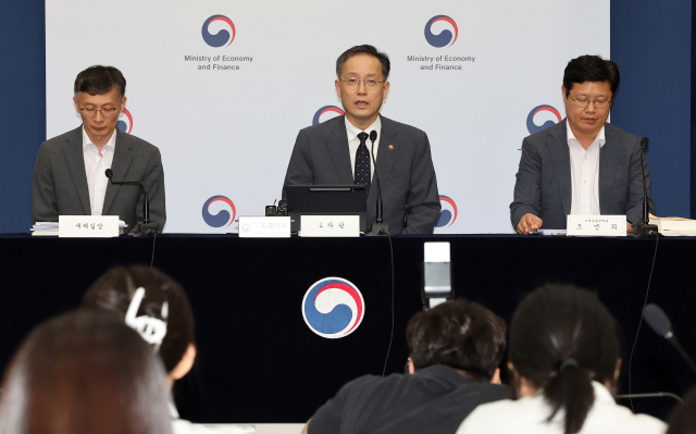 이형일 기획재정부 1차관이 지난 29일 정부세종청사 민원동 브리핑실에서 ‘2025 세제 개편안’ 상세 브리핑을 하고 있다. 오른쪽부터 조만희 조세총괄정책관, 이 차관, 박금철 세제실장. 연합뉴스