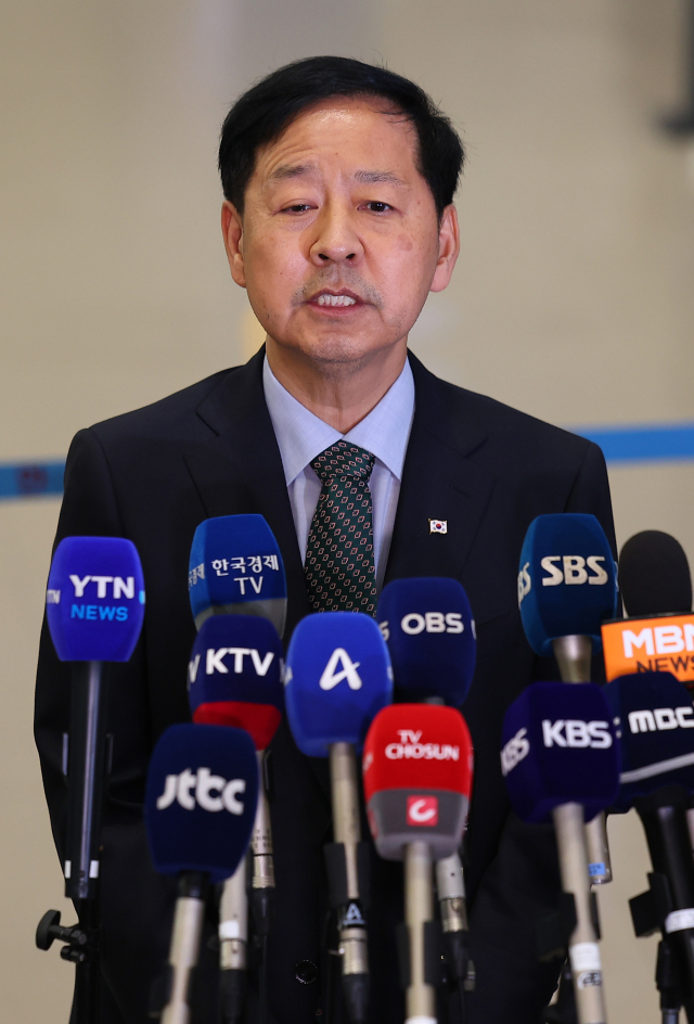 미국과의 무역협상을 마친 구윤철 경제부총리가 지난 1일 인천국제공항 제2여객터미널을 통해 귀국해 취재진 질문에 답하고 있다. 연합뉴스