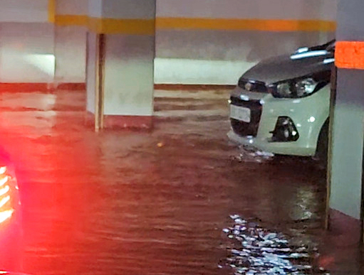 호우 특보가 발효된 3일 오후 전남 무안군 한 지하주차장이 빗물에 잠기고 있다. 연합뉴스
