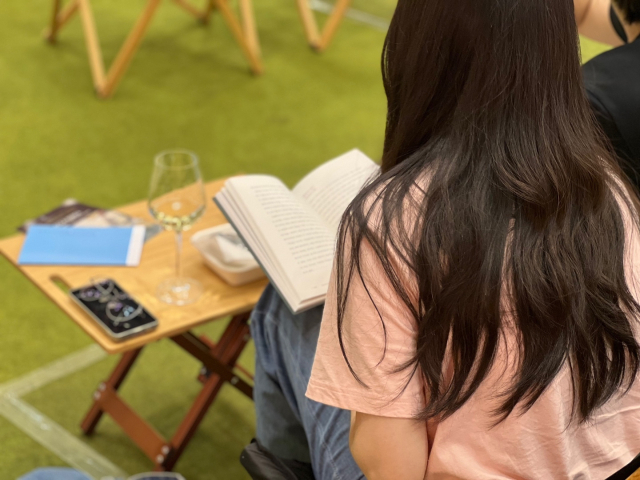 지난해 ‘북앤콘텐츠페어’ 라운지에서 책을 읽고 있는 관람객 모습. 마루컨벤션 제공