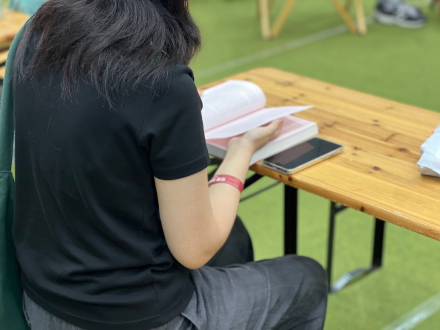 지난해 ‘북앤콘텐츠페어’ 라운지에서 책을 읽고 있는 관람객 모습. 마루컨벤션 제공