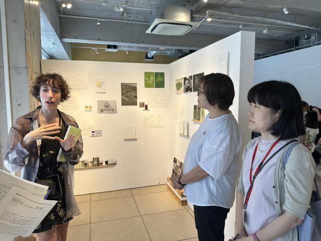 일본 도쿄 스미다구 다치카와에 있는 ‘토카스 레지던시’ 1층에서 지난 7월 18~20일 '오픈 스튜디오'를 열고 있는 모습. 사진은 '로컬 크리에이터 레지던시 프로그램'에 참여한 일본 시즈오카 출신의 아나이스 카레닌이 자신의 작업을 설명하고 있다. 도쿄(일본)=김은영 기자 key66@