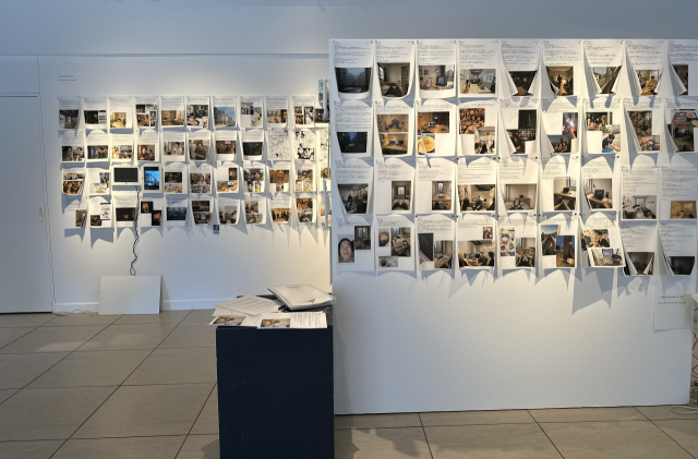 ‘토카스 레지던시’ 1층에서 열린 '오픈 스튜디오'에서 전시 중인 각종 활동 사진. 도쿄(일본)=김은영 기자 key66@