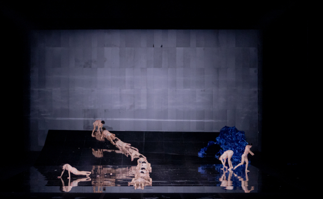 국립현대무용단 ‘내가 물에서 본 것’ 공연 모습. ⓒ목진우, 국립현대무용단 제공