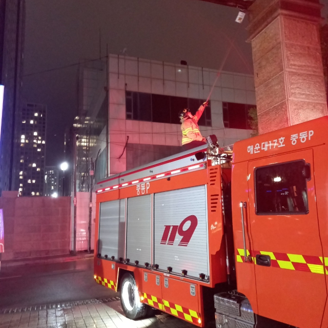 3일 오후 10시 29분께 해운대구 중동에서 아파트 출입구 간판이 떨어질 위험이 있다는 신고가 접수돼 소방 당국이 안전 조치에 나섰다. 부산소방재난본부 제공