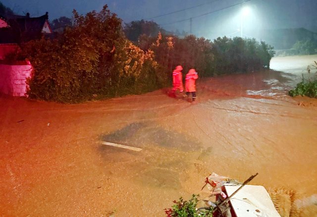 호우 특보가 발효된 3일 오후 전남 무안군 해제면 한 주택이 빗물로 잠겨 있다. 연합뉴스