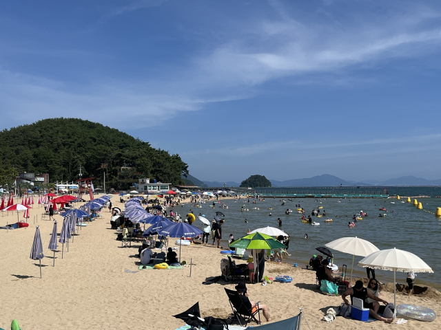 피서객들이 경남 창원시 마산합포구 광암해수욕장에서 휴가를 즐기고 있다. 창원시 제공
