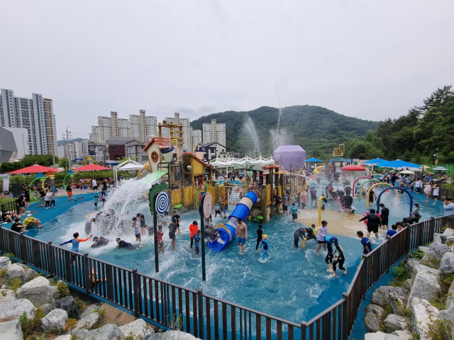 창원 시민들이 경남 창원시 마산합포구 현동근린공원에서 물놀이를 즐기고 있다. 창원시 제공