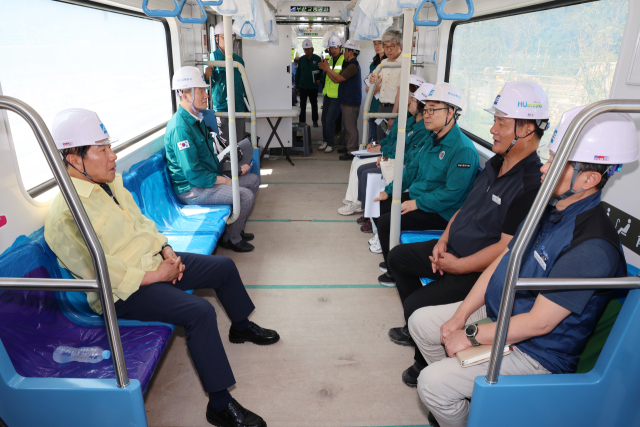 나동연 양산시장 등이 최근 시운전 중인 양산선 전동차에 탑승해 부산교통공사 등 관계자와 대화를 하고 있다. 양산시 제공