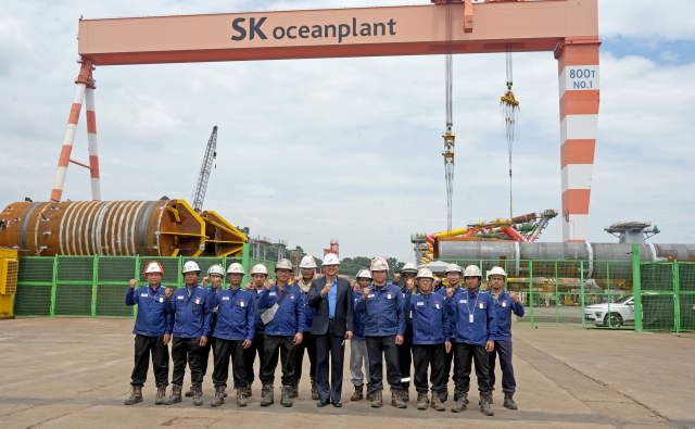 지난 3일 고성군 SK오션플랜트 본사를 방문한 태국 해군 참모총장 일행이 현장에서 근무 중인 태국인 용접사와 함께 기념촬영을 하고 있다. SK오션플랜트 제공