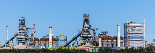 경북 포항 형산강에서 바라본 포스코의 포항 제철소. 연합뉴스