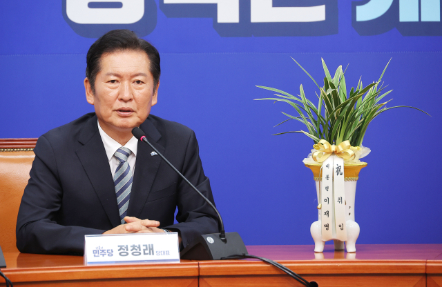 더불어민주당 정청래 신임 대표가 4일 국회 당대표실에서 우상호 대통령실 정무수석을 접견한 뒤 인사말을 하고 있다. 연합뉴스