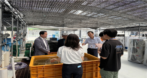 강보철 기장군 수산자원연구센터 연구소장이 지하 배양실에서 고수온 적응 홍해삼 연구에 관련한 설명을 진행하고 있다.