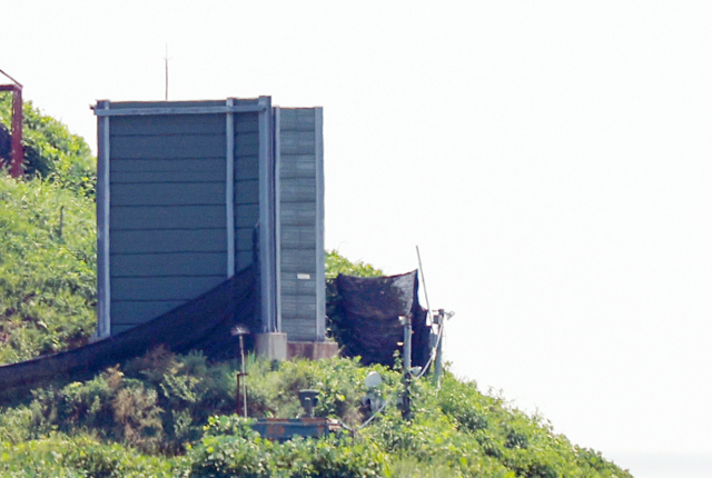 국방부가 대북 심리전을 위해 전방에 설치한 대북 확성기를 철거한다고 밝힌 4일 경기도 파주 접경 지역에 설치된 대북 확성기 가림막. 철거 대상은 고정식 대북 확성기 전량인 20여 개로, 2∼3일 내 철거가 완료될 예정이다. 연합뉴스
