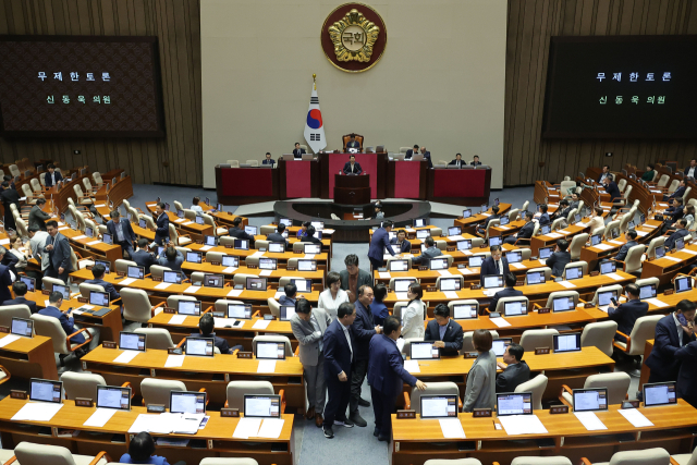 4일 국회 본회의에서 '방송3법(방송법·방송문화진흥회법·한국교육방송공사법 개정안)' 중 방송법 일부개정법률안이 상정되자 국민의힘 신동욱 의원이 무제한토론(필리버스터)에 나서고 있다. 연합뉴스