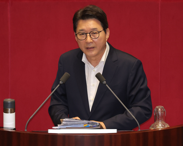 4일 국회 본회의에서 '방송3법(방송법·방송문화진흥회법·한국교육방송공사법 개정안)' 중 방송법 일부개정법률안이 상정되자 국민의힘 신동욱 의원이 무제한토론(필리버스터)에 나서고 있다. 연합뉴스