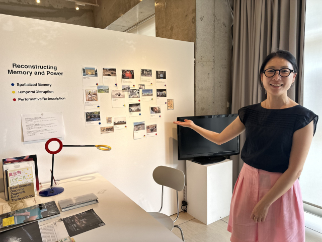 일본 도쿄 ‘토카스 레지던시’에 입주한 김정현 기획자가 자신의 작업을 설명하고 있다.김은영 기자 key66@