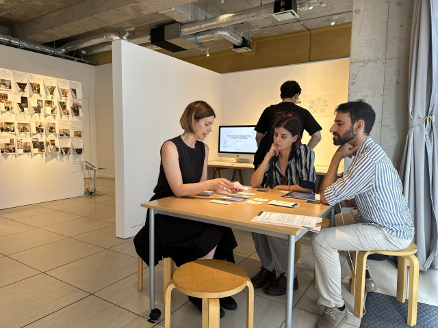 지난달 열린 ‘오픈 스튜디오’에서 관람객과 작가가 대화를 나누는 모습.김은영 기자 key66@