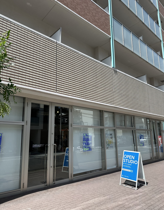 ‘토카스 레지던시’가 입주한 건물. 1층이 지난달 오픈 스튜디오가 열린 곳이다. 김은영 기자 key66@