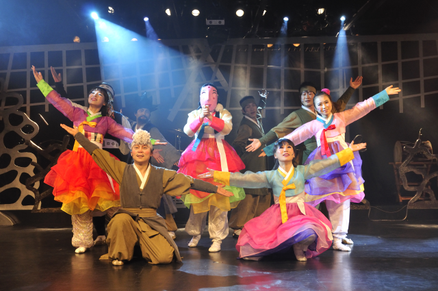 오는 8일부터 사흘간 광안리 해변 일대에서 열리는 제21회 광대연극제 개막작 '최진사댁 셋째 딸 신랑 찾기' 공연 모습. 광대연극제 운영위원회 제공