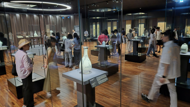 대구간송미술관을 찾은 관람객들이 제1전시실 유리 구조물에 전시된 각종 도자기를 살펴보고 있다. 남태우 기자