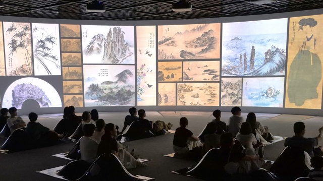 대구간송미술관 관람객들이 ‘흐름’이라는 주제로 꾸며진 영상 시설에서 조선 시대 그림으로 구성된 영상을 관람하고 있다. 남태우 기자