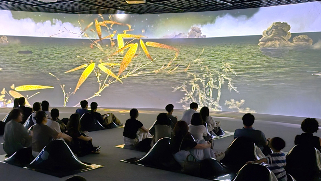 대구간송미술관을 방문한 관람객들이 편안한 쿠션에 기대 영상을 시청하고 있다. 남태우 기자