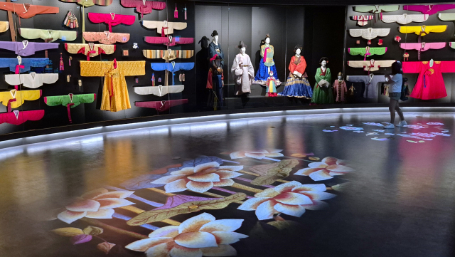 한 외국인이 국립대구박물관 복식문화실의 한복 전시실을 둘러보고 있다. 남태우 기자