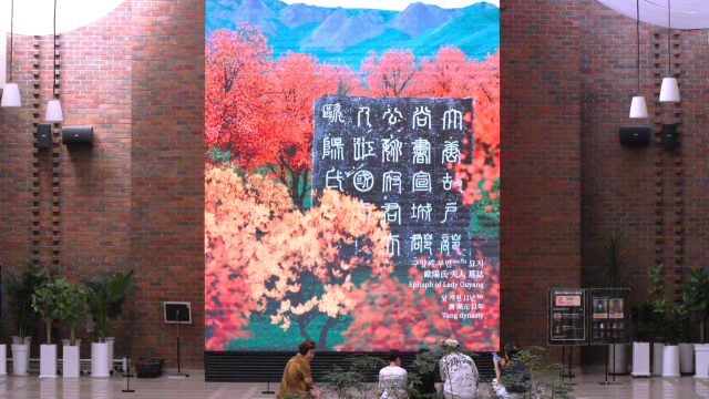 국립대구박물관을 찾은 한 가족이 로비 영상 구조물 앞에서 휴식하고 있다. 남태우 기자