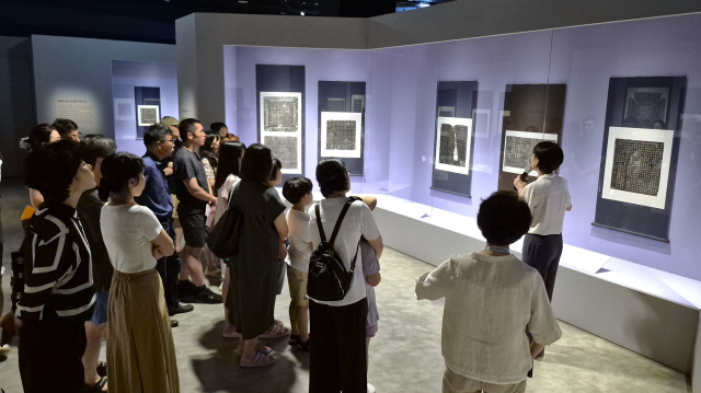 국립대구박물관을 찾은 관람객들이 해설사로부터 작품에 대해 설명을 듣고 있다. 남태우 기자