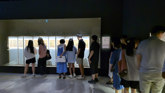 대구간송미술관을 찾은 관람객들이 조선시대 그림을 보기 위해 길게 줄지어 서 있다. 남태우 기자