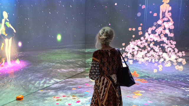 한 외국인이 대구섬유박물관에서 화려한 영상을 관람하고 있다. 남태우 기자