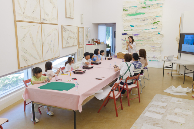 지난달 30일 부산 금정구 이건희 스튜디오에서 열린 '2025 꿈의 스튜디오' 시범 수업 모습. 금정문화재단 제공