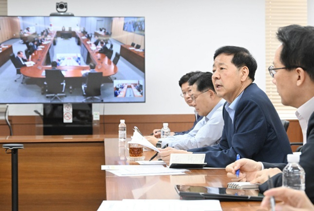 구윤철 부총리 겸 기획재정부 장관이 8월 4일 서울 종로구 정부서울청사에서 서울청사와 세종청사간 화상으로 열린 기재부 확대간부회의를 주재하고 있다. 기재부 제공