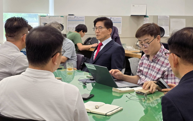 국민의힘 8·22 전당대회에 도전장을 내민 김문수 후보가 4일 대전시청을 찾아 언론 간담회를 하고 있다. 연합뉴스