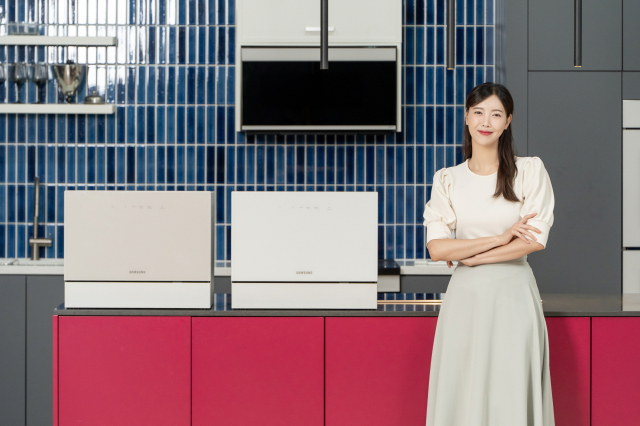 삼성전자 모델이 에너지 효율을 강화한 2025년형 ‘비스포크 식기세척기 카운터탑’ 신제품을 소개하고 있다. 삼성전자 제공
