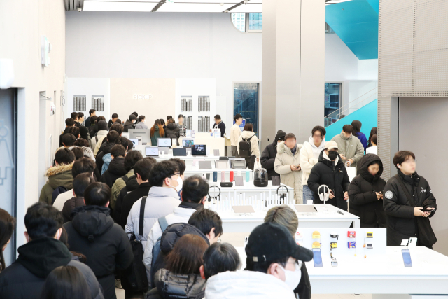 지난 2월 서울 서초구 삼성전자의 플래그십 스토어 강남 삼성에서 ‘갤럭시 S25 시리즈’ 사전 개통을 위해 방문한 고객들의 모습. 삼성전자 제공