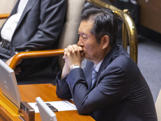 더불어민주당 정청래 대표가 4일 국회에서 열린 본회의에 참석해 회의 진행을 지켜보다 생각에 잠겨 있다. 연합뉴스