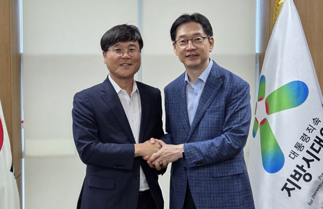 변광용 거제시장(왼쪽)은 4일 세종시에 있는 대통령직속 지방시대위원회를 찾아 김경수 위원장과 면담하고 국가 균형발전을 위한 중앙정부 차원의 적극적인 지원을 요청했다. 변 시장과 경남도지사를 김 위원장은 동갑내기 친구 사이다. 거제시 제공