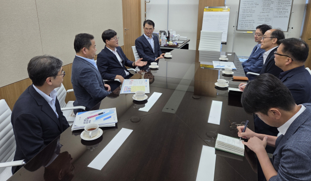 변광용 거제시장은 4일 세종시에 있는 대통령직속 지방시대위원회를 찾아 김경수 위원장과 면담하고 국가 균형발전을 위한 중앙정부 차원의 적극적인 지원을 요청했다. 변 시장과 경남도지사를 김 위원장은 동갑내기 친구 사이다. 거제시 제공