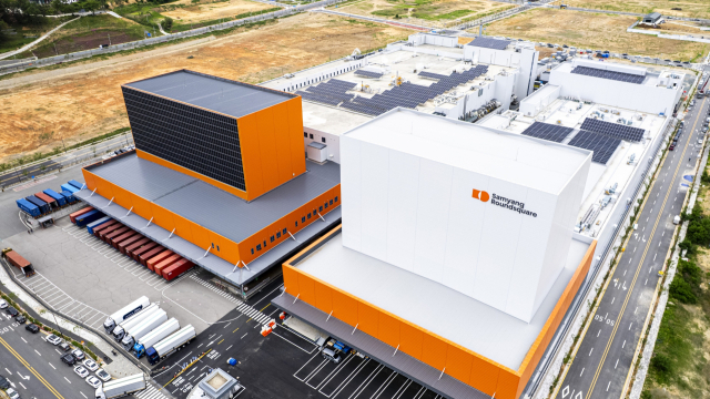 지난 6월 삼양식품이 경남 밀양시 부북면 나노융합국가산업단지에 완공한 밀양 제2공장. 삼양식품은 세계 라면시장 공략을 위한 수출 전긴기지 역할을 기대하고 있다. 연합뉴스