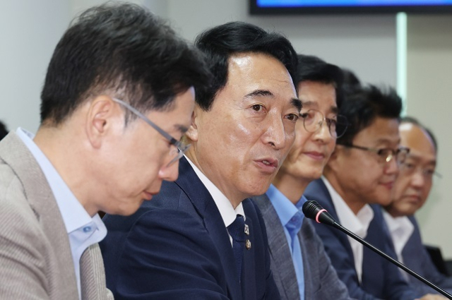 사진은 지난달 15일 국회 의원회관에서 열린 더불어민주당 자치분권균형발전전국회의-국정기획위원회 국가균형성장특별위원회-지방시대위원회 간담회에서 박수현 국정기획위원회 국가균형성장특별위원회 위원장이 발언하는 모습.