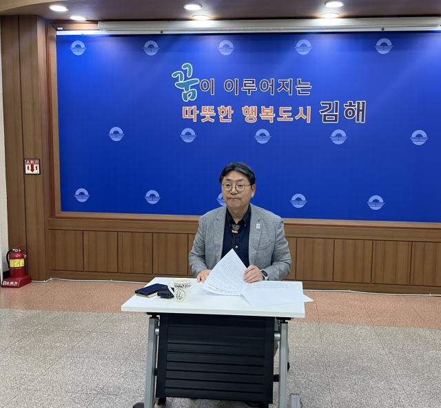 홍태용 김해시장이 5일 김해시청 프레스센터에서 전날 김정호 국회의원이 제기한 풍유일반물류단지 조성 사업 관련 의혹에 해명했다. 이경민 기자