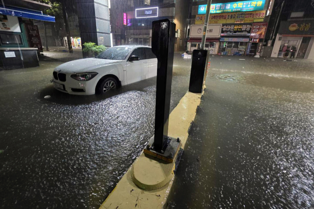 보험개발원은 5일 집중호우와 태풍 등의 영향으로 7∼10월에 차량 침수 피해가 집중되고 있다고 밝혔다. 지난 3일 광주 북구 운암동 거리에 침수된 차량. 연합뉴스
