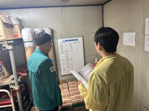 체크리스트 활용재난안전과 장비자재 점검 모습.