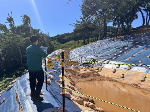 체크리스트 활용 반여4동 명장공원 현장 점검 모습.