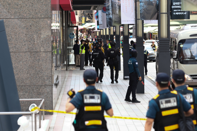 5일 서울 중구 명동 신세계백화점 본점에 폭발물을 설치했다는 협박 글이 인터넷 커뮤니티에 올라와 신고받고 출동한 경찰이 수색하고 있다. 연합뉴스