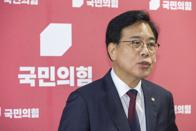 국민의힘 송언석 비상대책위원장 겸 원내대표가 5일 국회에서 이춘석 국회 법제사법위원장이 차명으로 주식에 투자했다는 의혹과 관련한 입장을 밝히고 있다. 연합뉴스