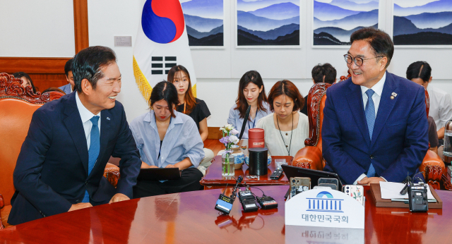 더불어민주당 정청래 대표와 민주당 의원들이 5일 국회에서 우원식 국회의장을 예방해 대화하고 있다. 연합뉴스