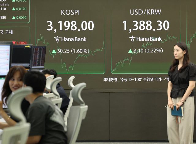 코스피가 전장보다 50.25포인트(1.60%) 오른 3198.00에 장을 마친 5일 서울 중구 하나은행 본점 딜링룸에서 한 딜러가 자리로 향하고 있다. 연합뉴스